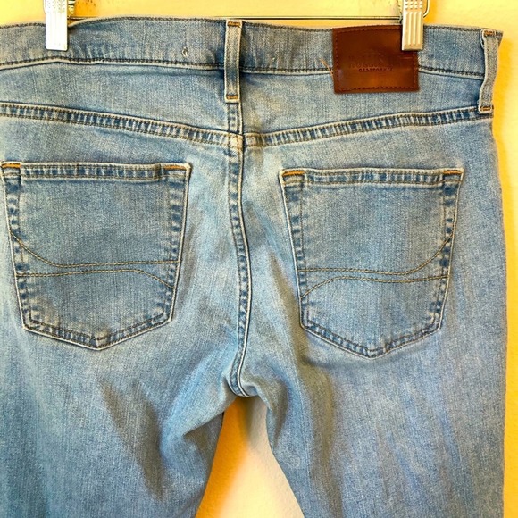 Hollister Light Wash Jeans Mens Size 32 Straight Leg Epic Flex Distressed - Picture 3 of 12